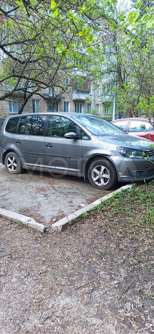 Автомобили: автомобиль, марка, модель ТС: VOLKSWAGEN (TOURAN), 2010 г.в., WVGZZZ1TZBW037884, цвет кузова – серый (залог примсоц банк)