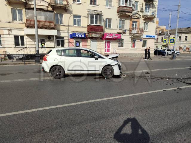 Автомобили: Легковой автомобиль, марка: Peugeot, модель: 3008, год изготовления: 2012, VIN: VF30U5FS0CS140127. Объект в залоге. Залогодержатель ПАО Сбербанк России.