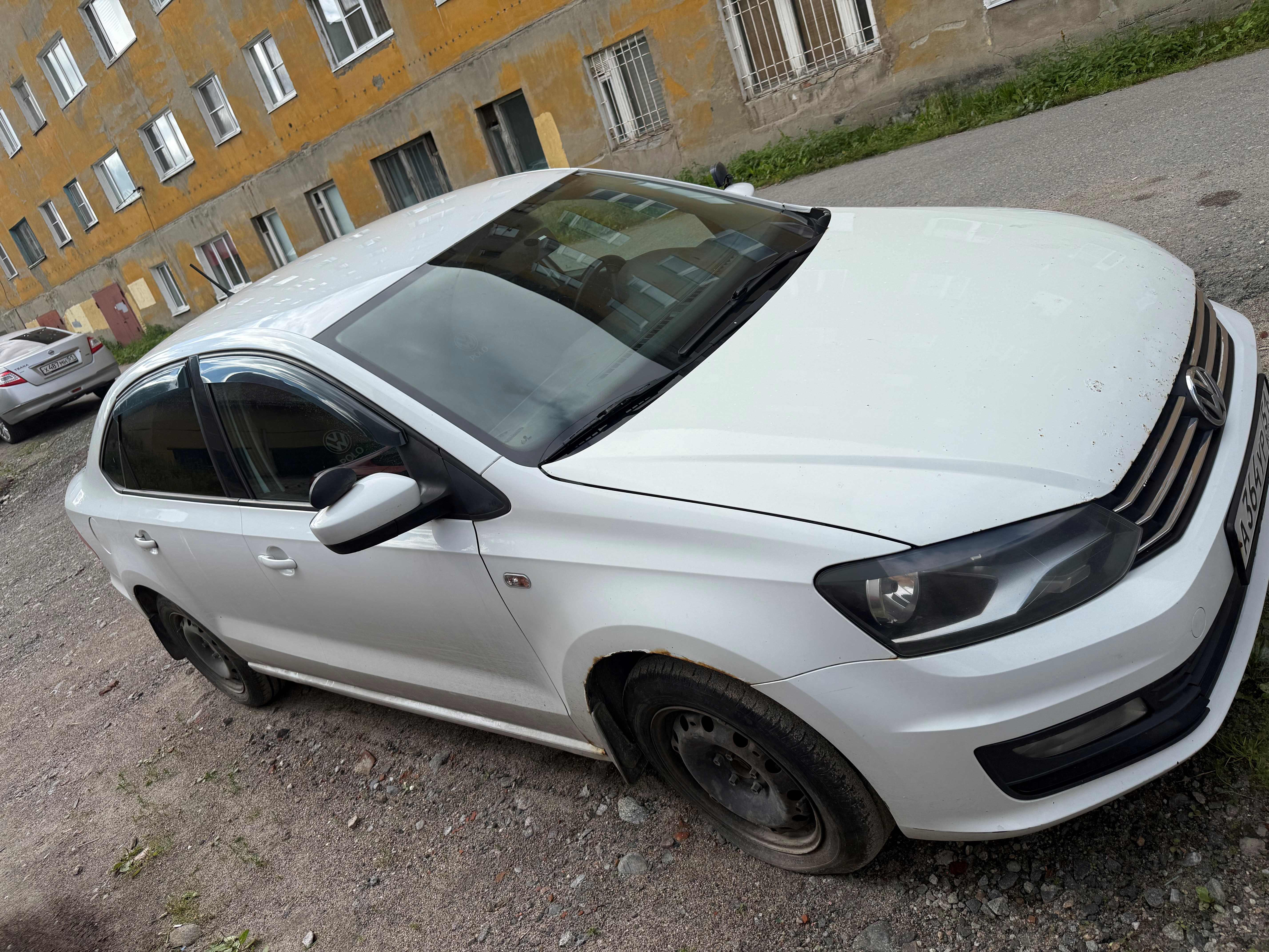 Автомобили: автомобиль легковой Фольцваген Поло рег. знак А364УР51, 2015 г.в., цвет белый, VIN XW8ZZZ61GG011456. Особые отметки в СТС - установлены дублирующие педали прив.…