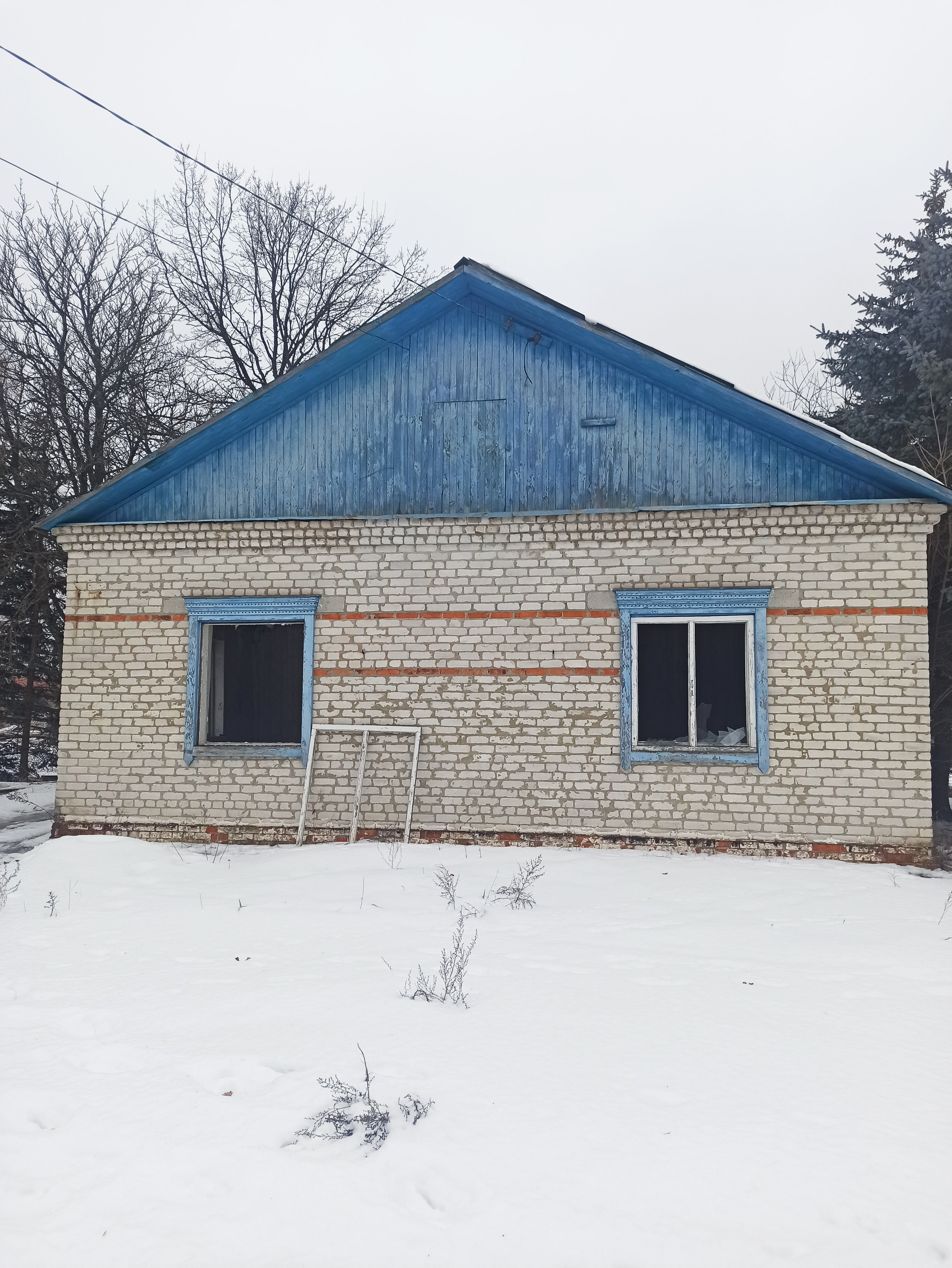 Здание конторы, площадью 113,7 кв.м., с кад. № 32:12:0010305:19, расположенное по адресу: Российская Федерация, Брянская область, м.р-н Климовский, г.п. Климовское, рп. Климово, ул. Брянская, д. 60 и земельный участок под ним с кадастровым № 32:12:0010305:171