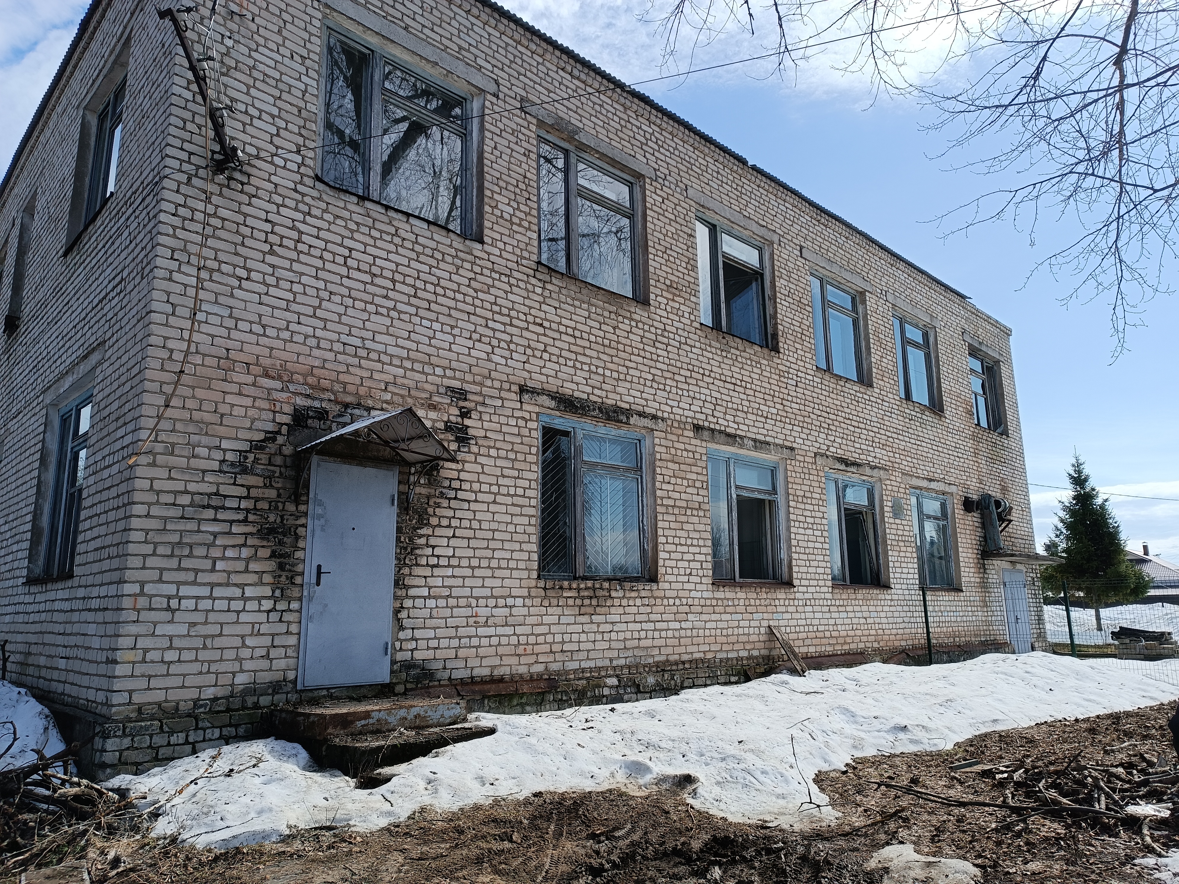 Нежилое здание с прилегающим земельным участком