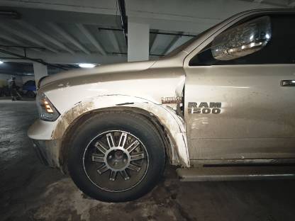 Автомобиль ДОДЖ RAM 1500; 2014 г.в., г/н М273ЕР75, цвет белый, VIN:1C6RR7NT0ES393851, Номер шасси (рамы): 1C6RR7NT0ES393851, номер кузова (прицепа): 1C6RR7NT0ES393851. ПТС отсутствует. Передний бампер царапины, левая передняя дверь царапины, левое крыло вмятина, передний левый фендер царапина