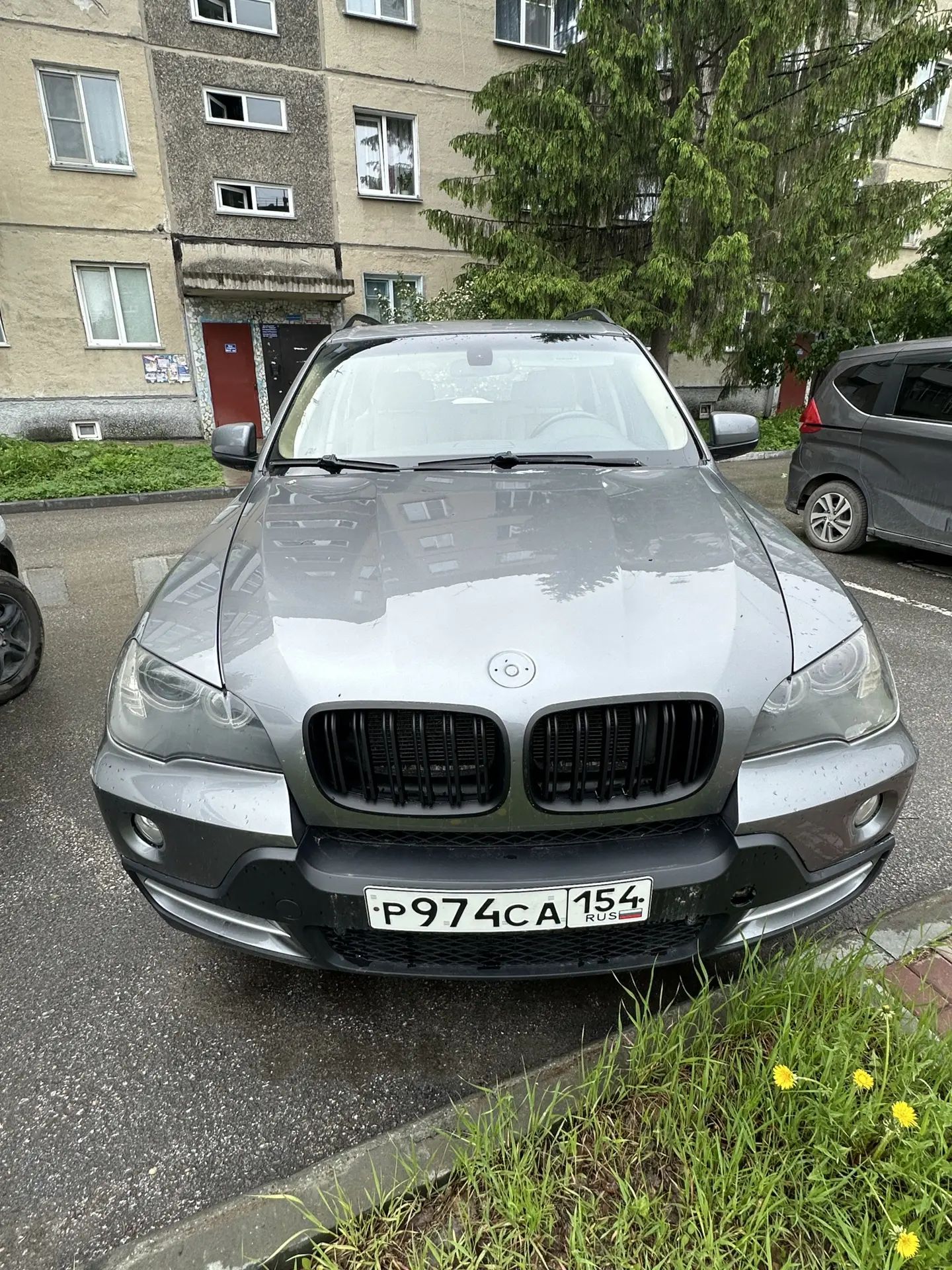 Легковой автомобиль BMW Х5, 2007 г.в., г/н Р974СА154, VIN: 5UXFE43527LY82094, цвет серый (арест)