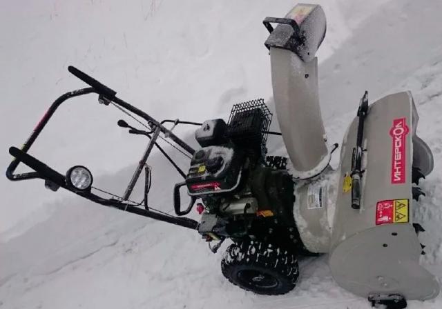 Снегоуборщик Интерскол СМБ-650Э