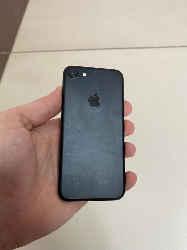 Мобильный телефон марки IPhone Model A1778